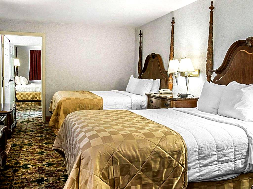 Mackinaw City Clarion Hotel Beachfront: Queen Suite with Lake View