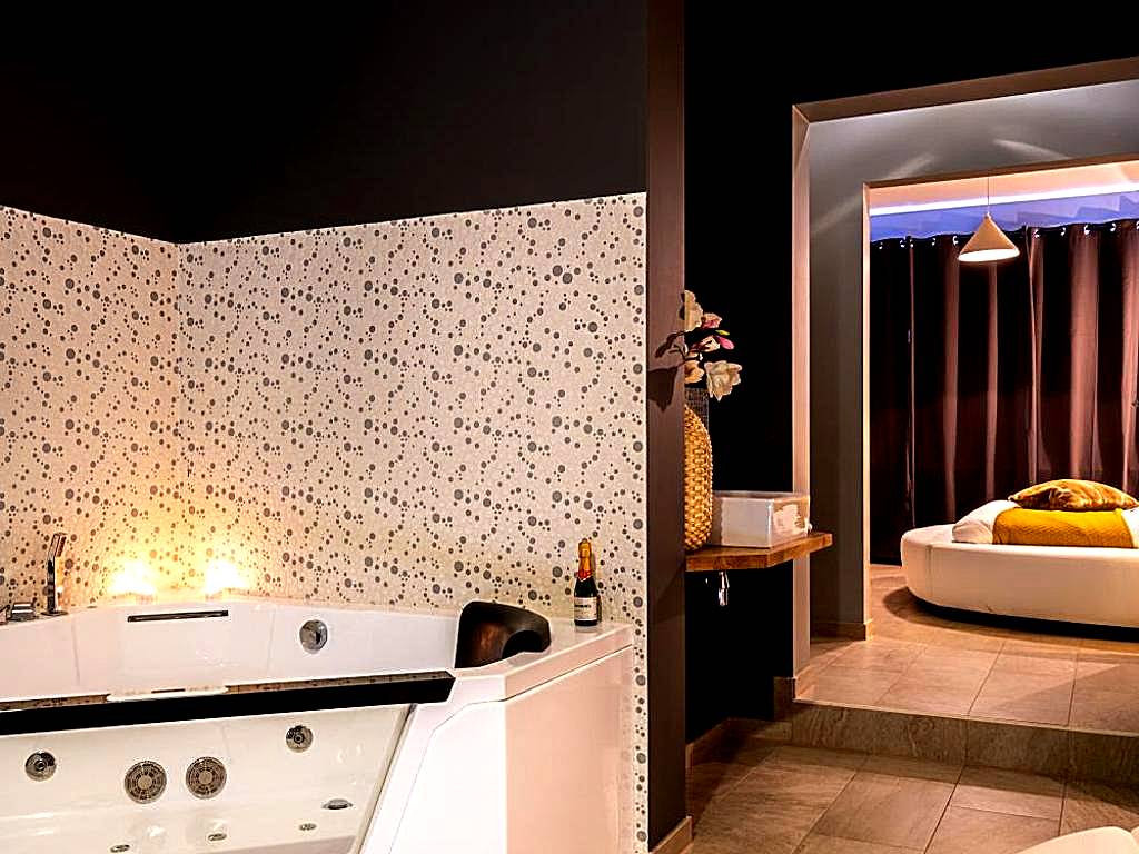 The Rose Suites: King Room with Spa Bath