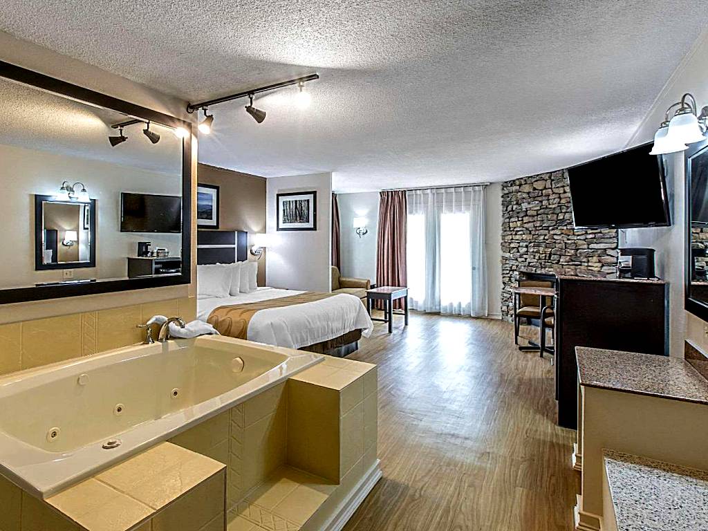 Quality Inn & Suites Gatlinburg: King Suite with Spa Bath and Wrap-Around Balcony