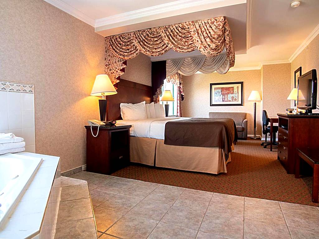 Pacific Inn & Suites Kamloops: King Suite with Whirlpool