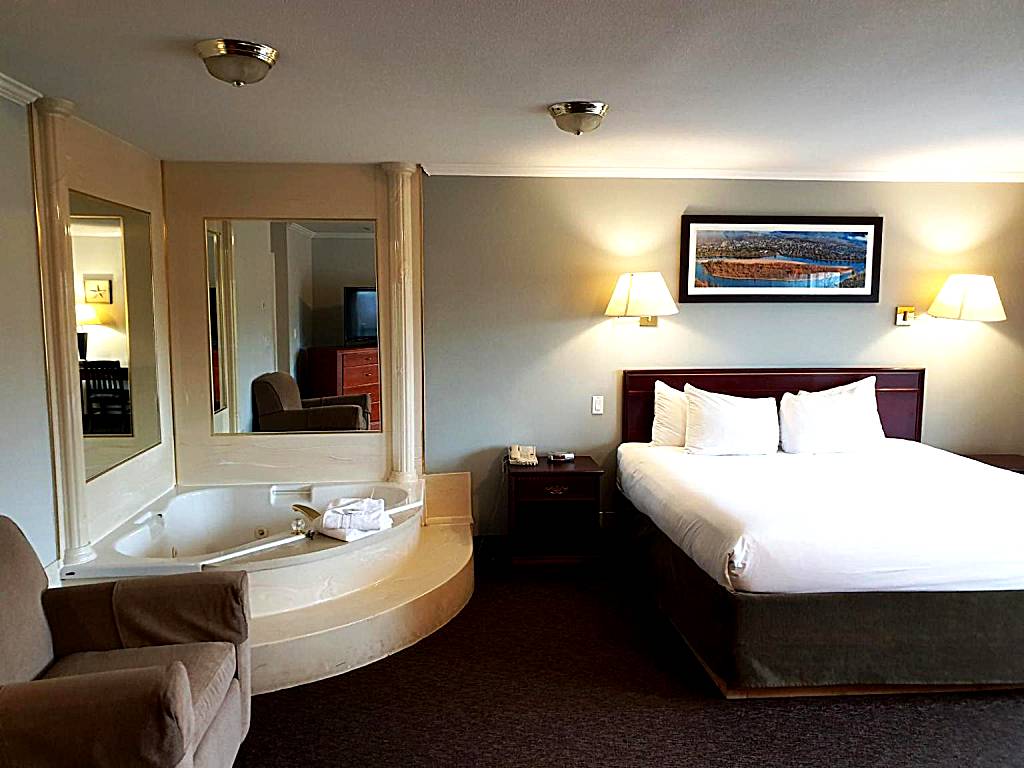 Riverland Inn & Suites: Jacuzzi King Room with Balcony 