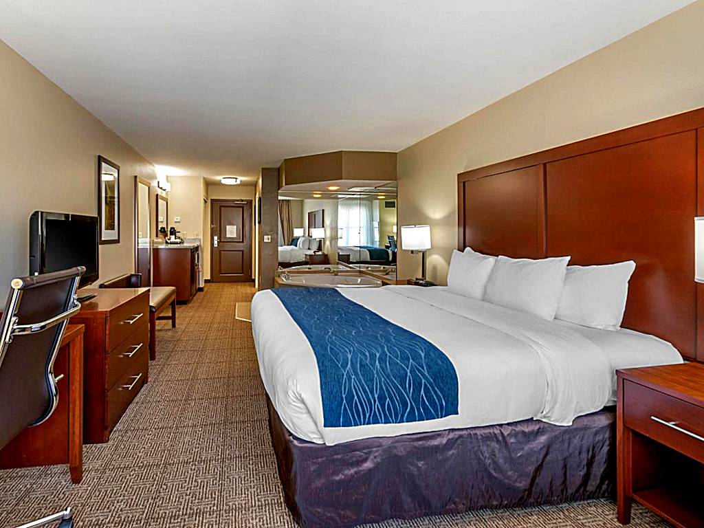 Comfort Inn & Suites Northern Kentucky: King Suite with Whirlpool - Non-Smoking (Wilder) 