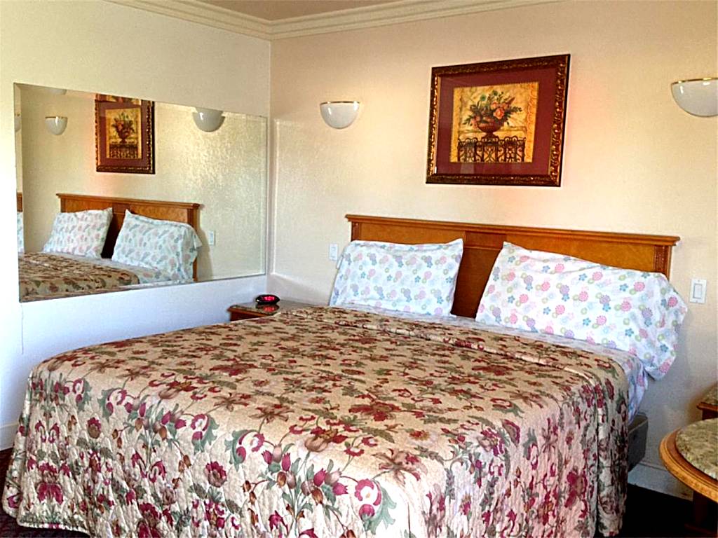 Walls Motel Long Beach: King Room with Spa Bath