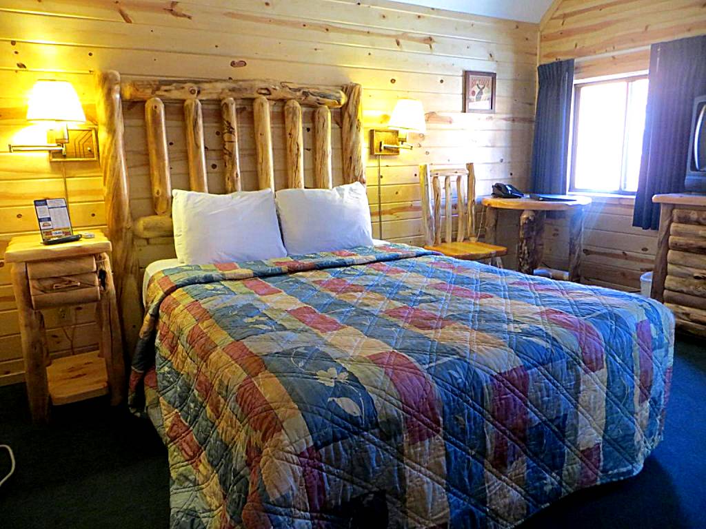 Cabins of Mackinaw & Lodge: One-Bedroom Chalet