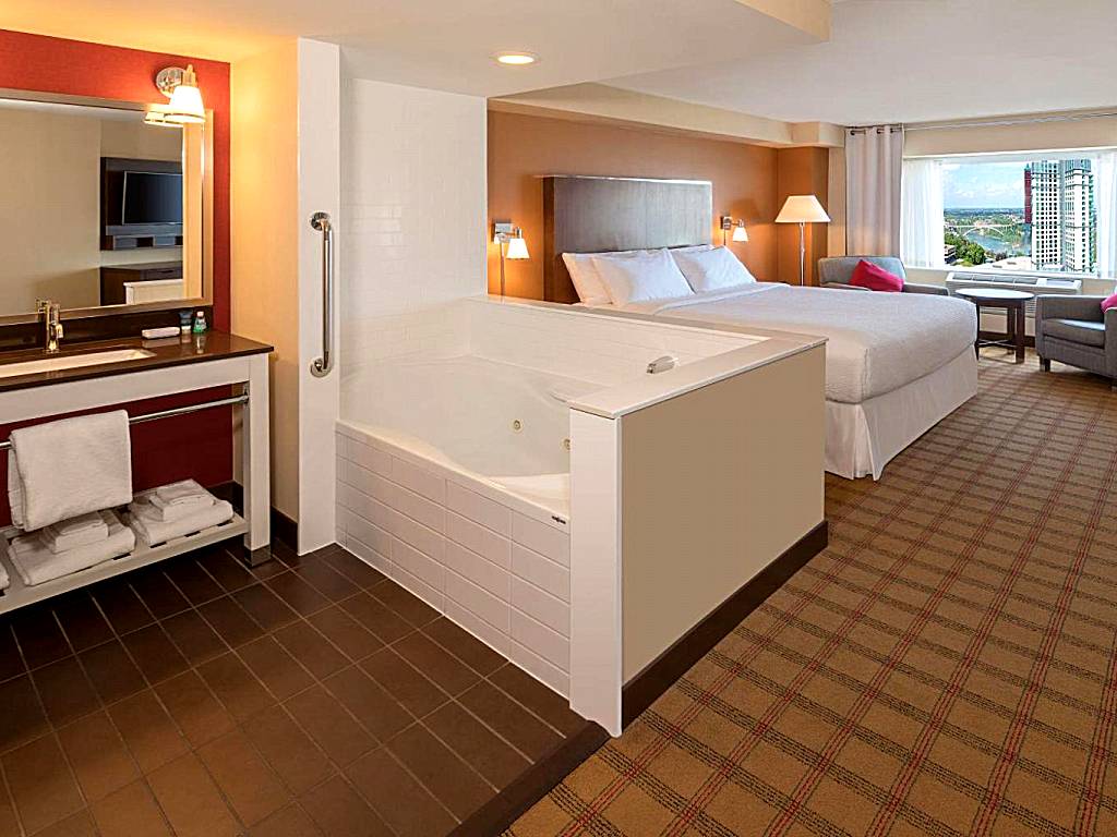 Four Points by Sheraton Niagara Falls Fallsview: One King Bed Jacuzzi, Guest room, King, City view, Whirlpool