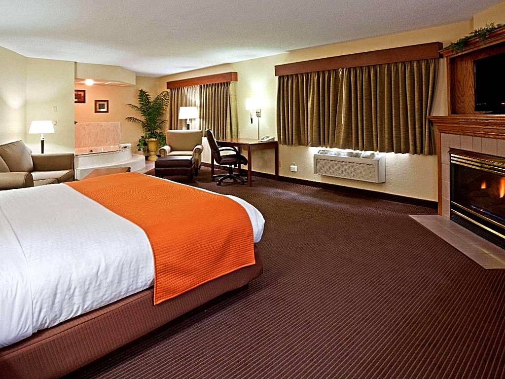 AmericInn by Wyndham Fargo West Acres: King Suite with Hot Tub - Non-Smoking (Fargo) 