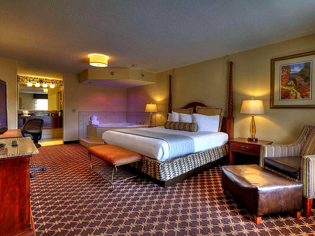 Quality Inn Near the Island Pigeon Forge: King Suite with Whirlpool - Non-Smoking