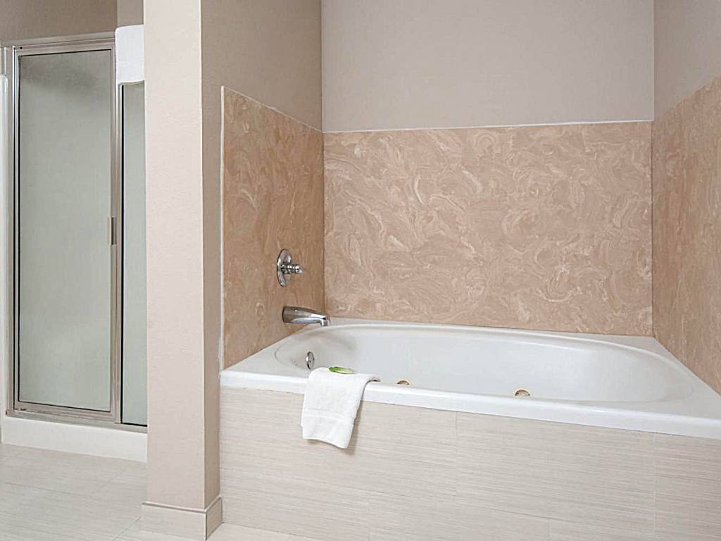 Holiday Inn Express Hotel & Suites San Antonio - Rivercenter Area: King Suite with Spa Bath