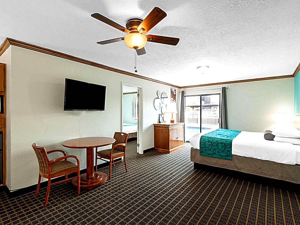 Howard Johnson by Wyndham St. George Hotel & Suites: One Bedroom Suite with 2 Queen Beds and 1 King Bed, Non-Smoking 