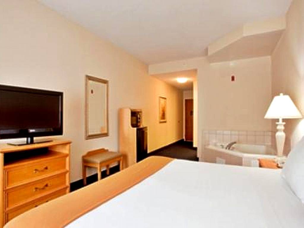 Holiday Inn Express Ashland: King Room with Spa Bath - Non-Smoking (Ashland) 