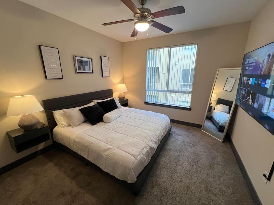 Luxury Modern Condo 3-min from Six Flags w/PS5, 1GB Fast Wi-fi Kingbed