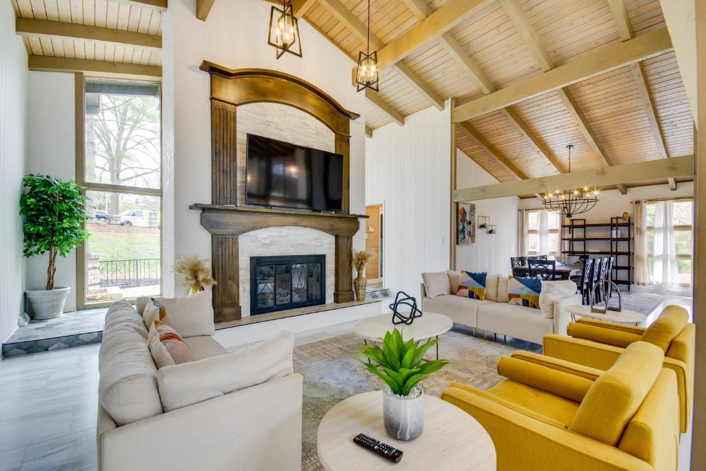 Sprawling Jefferson City Villa Indoor Pool, Creek