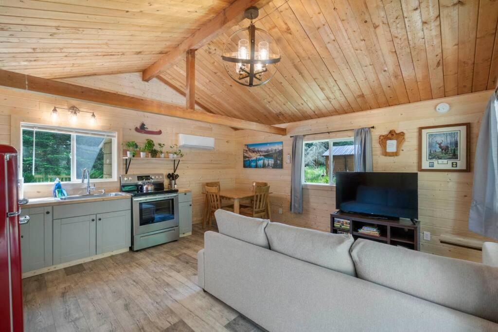 Cozy Cedar Cabin Steps Away From Mt. Rainier