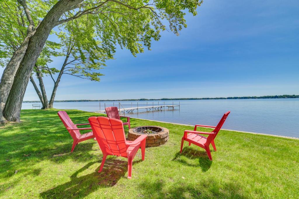 Lakefront Michigan Cottage with Grill, Dock and Kayaks