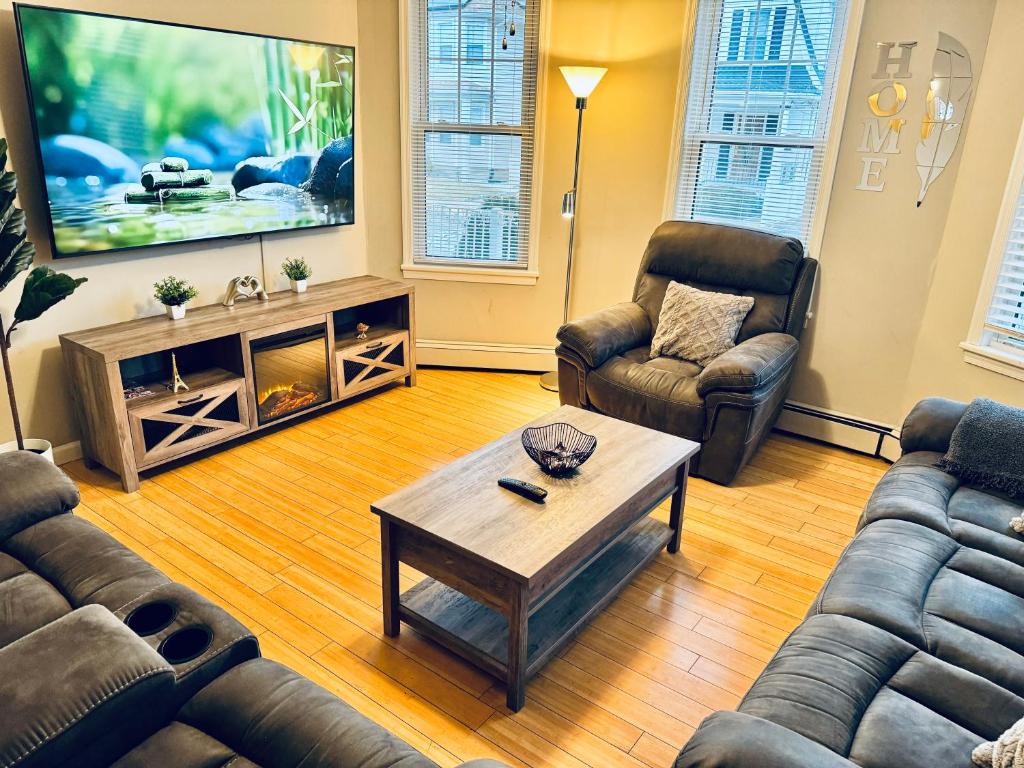 Bright, Stylish & Cozy 2Bed Unit w/Backyard & Grill Close to NYC!